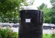 Bucureștiul a rămas fără toalete publice, în ajun de EURO 2020. Cabinele sunt înfășurate în folie neagră pentru că Primăria nu are bani (Foto)