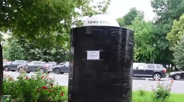 Bucureștiul a rămas fără toalete publice, în ajun de EURO 2020. Cabinele sunt înfășurate în folie neagră pentru că Primăria nu are bani (Foto)