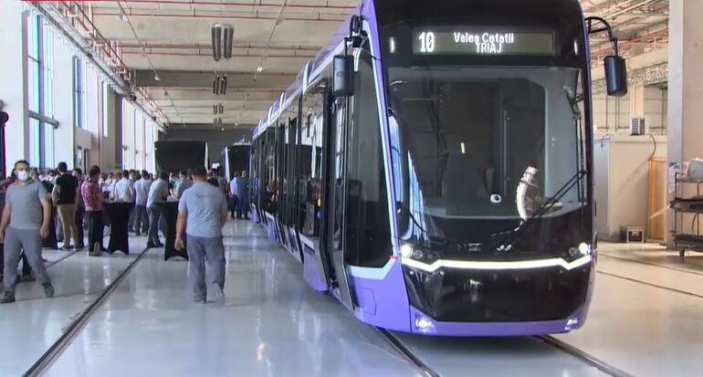 Timişoara a primit primul tramvai din lotul de 21 cumpărate din Turcia pe bani europeni: La miezul nopții încep manevrele (Video)