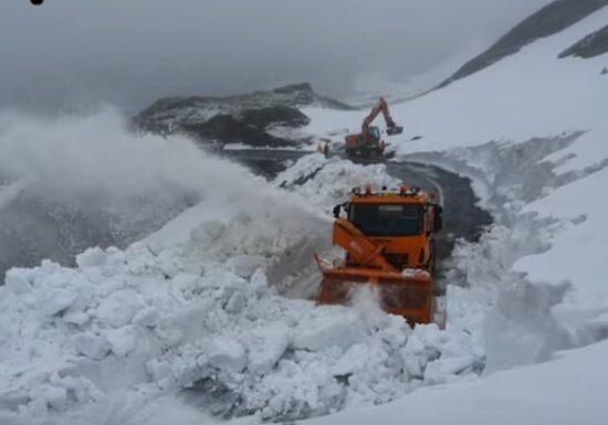 Imagini spectaculoase. A început deszăpezirea pe Transfăgărășan, unde neaua are chiar și 5 metri (Video)