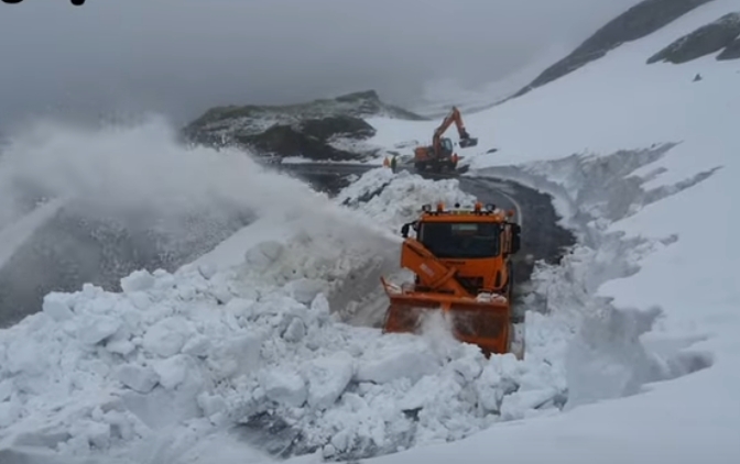 Zăpadă de 8 metri pe Transfăgărășan, la jumătatea lui iunie (Video)