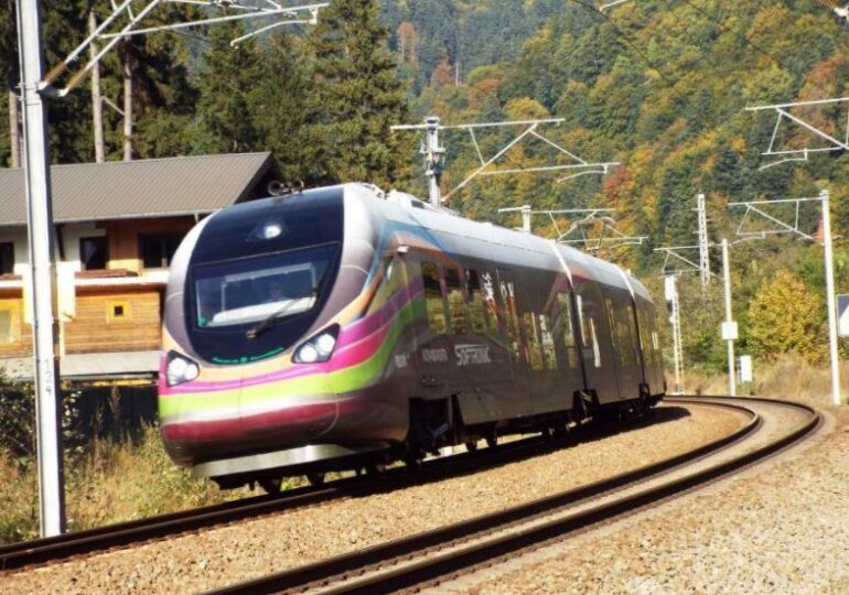Un tren plin cu călători a stat aproape trei ore în gara Sighișoara, altul a avut 400 de minute întârziere
