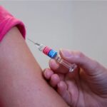 Primul pacient cu cancer, injectat cu un vaccin cu tehnologia ARN mesager