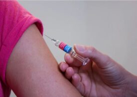 Primul pacient cu cancer, injectat cu un vaccin cu tehnologia ARN mesager