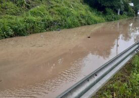 Natura s-a dezlănțuit în Vrancea: Cel puţin 50 de gospodării dintr-o comună au fost inundate, pompierii au intervenit în mai multe zone din județ, iar pe multe drumuri circulația e restricționată