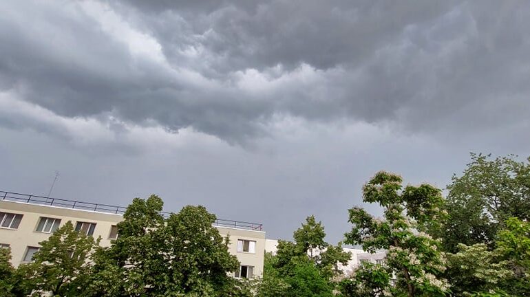 Bucureștenii au primit o nouă alertă de vreme periculoasă. Deja era rupere de nori în mai multe zone (Video)