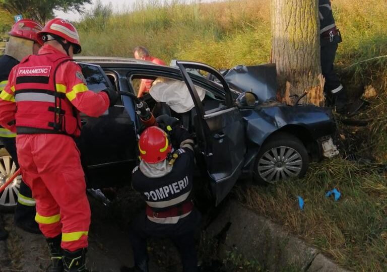 Încă un accident grav în Bacău: 3 morți și un rănit după ce o mașină a intrat într-un copac