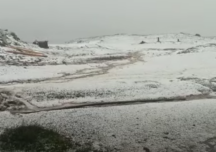Peisaj de iarnă la munte, după o rupere de nori pe platoul Bucegi. Sfaturile salvamontiștilor în caz de furtună (Video)