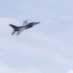 Un avion F-16 românesc a pierdut în timpul zborului un rezervor și alte piese