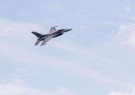 Un avion F-16 românesc a pierdut în timpul zborului un rezervor și alte piese