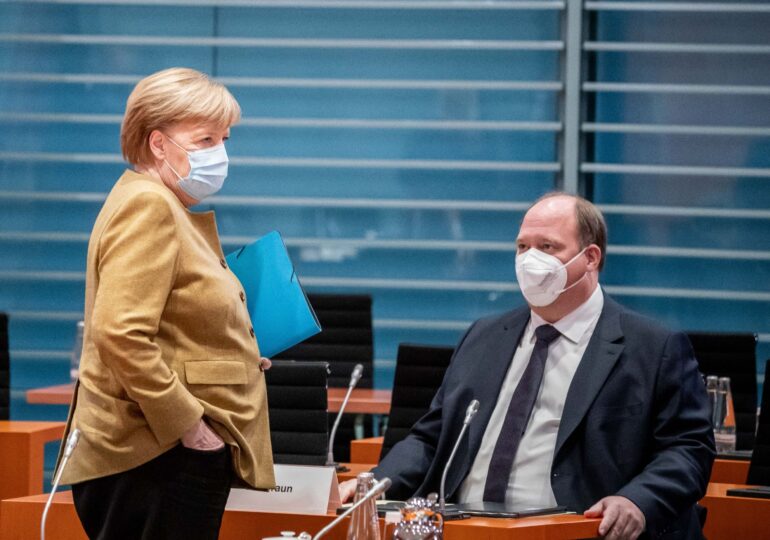 Germania ar putea avea curând peste 100.000 de cazuri noi de COVID pe zi, spune șeful de cabinet al lui Merkel. Propune restricții pentru cei nevaccinați
