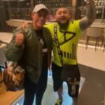 Van Damme a primit o dedicație live de la Dani Mocanu, într-un hotel din București. Cu o zi înainte se distrase pe manele într-o mașină (Video)