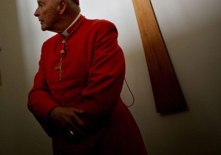 Un fost cardinal american a fost inculpat pentru că a agresat sexual un adolescent