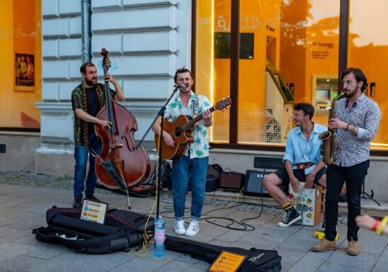 Artiștii stradali din Cluj: Ne-am săturat să plătim amenzi peste amenzi și să fim jigniți de poliția locală