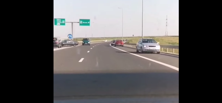Șoferi surprinși în timp ce întorceau pe A2 şi circulau pe contrasens. Polițiștii fac anchetă (Video)