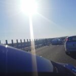 Trafic blocat complet pe A1, pe sensul Arad-Timişoara, după ce un TIR a lovit parapetul median. Şoferul este încarcerat