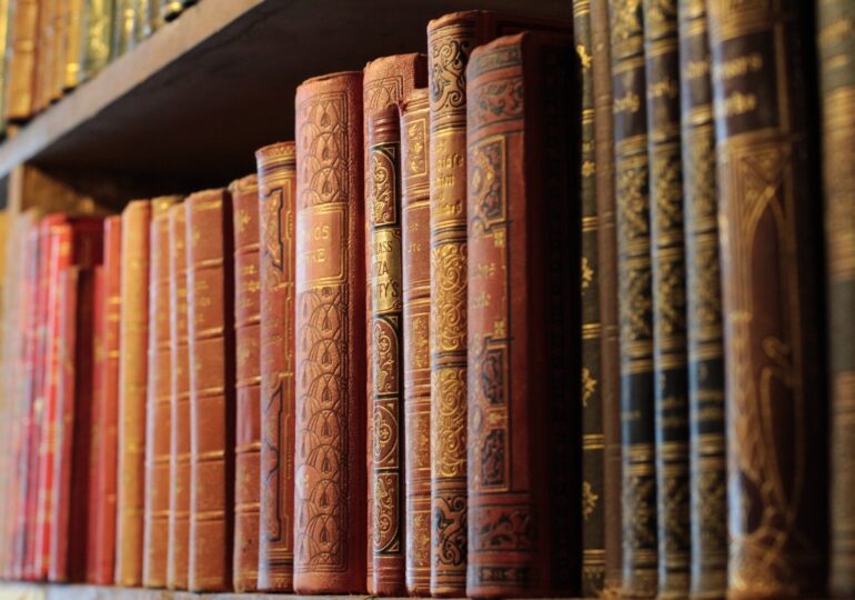 O carte dispărută de o jumătate de secol a reapărut la o bibliotecă din Scoția, alături de o scrisoare și o sumă de bani