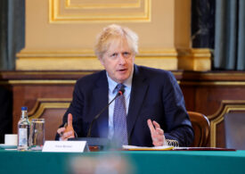 Boris Johnson spune că nu va ezita să ia măsuri mai dure pentru a limita răspândirea Omicron, dar amână pentru moment decizia