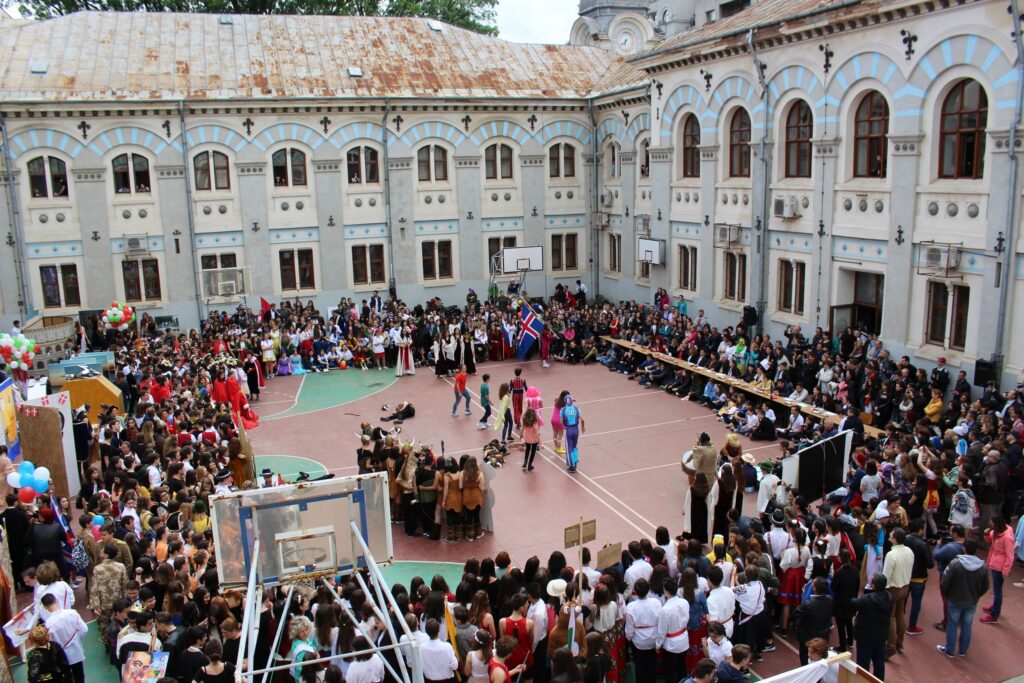 Cea mai mare școală din țară începe anul cu directori demisionari și clase mutate în containere. Părinte: Suntem puși la zid