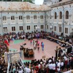 Cea mai mare școală din țară începe anul cu directori demisionari și clase mutate în containere. Părinte: Suntem puși la zid