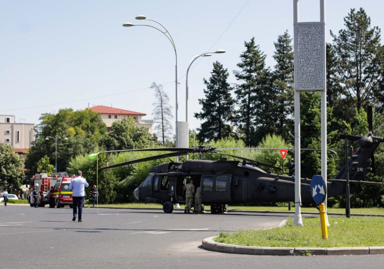 Un elicopter militar american a aterizat de urgenţă, într-o intersecţie din Bucureşti (Foto & Video)
