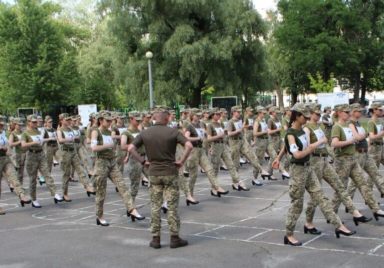 Val de furie în Ucraina după ce femeile din armată au fost puse să facă antrenamente pe tocuri (Galerie foto)
