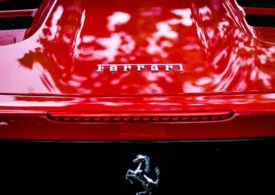 Ferrari a prezentat noul bolid pe care doar 15 oameni din lume îl vor avea (Video)