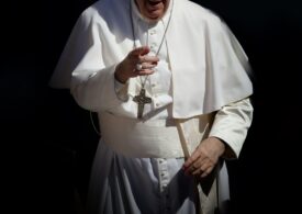 Papa Francisc a ţinut slujba de duminică de la balconul spitalului în care e internat (Video)
