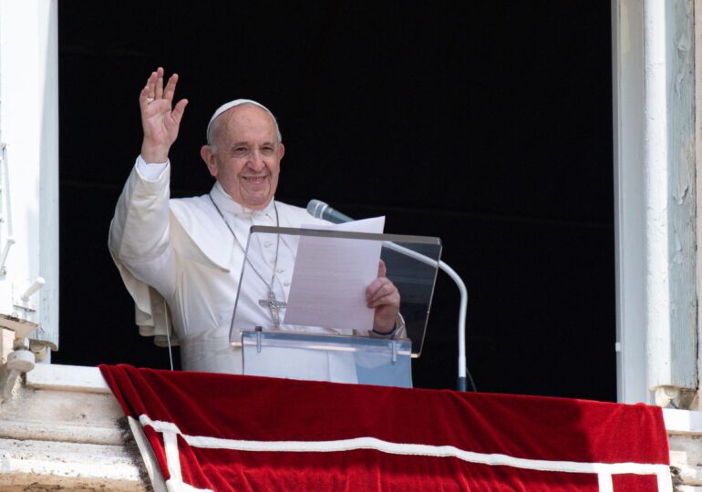 Papa Francisc rămâne internat, după operație, dar va rosti rugăciunea de duminică de la etajul 10 al spitalului