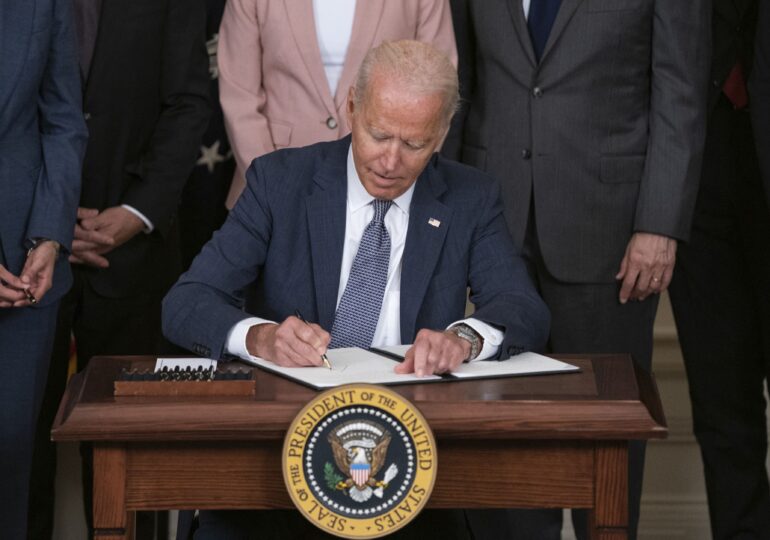 Joe Biden a semnat un ordin executiv prin care limitează puterea marilor corporații în SUA
