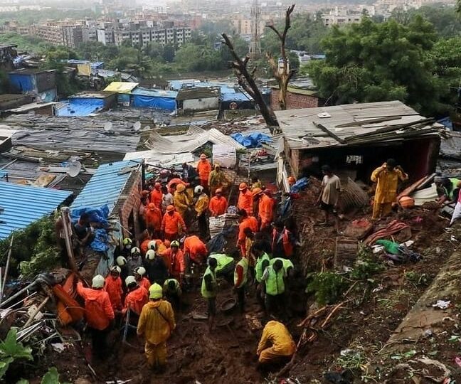 Alunecările de teren provocate de ploi abundente au făcut zeci de morți în India