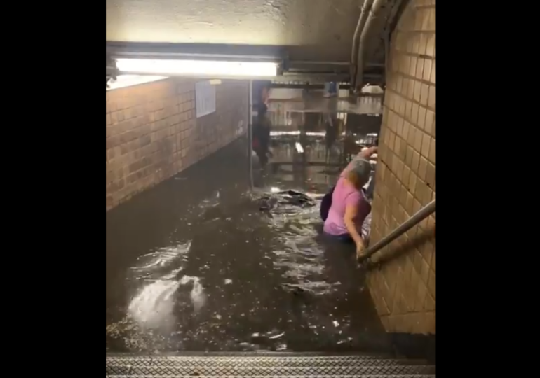 Metroul și străzile New York-ului s-au scufundat sub ape, după ce furtuna tropicală Elsa a lovit fără milă orașul (Video)