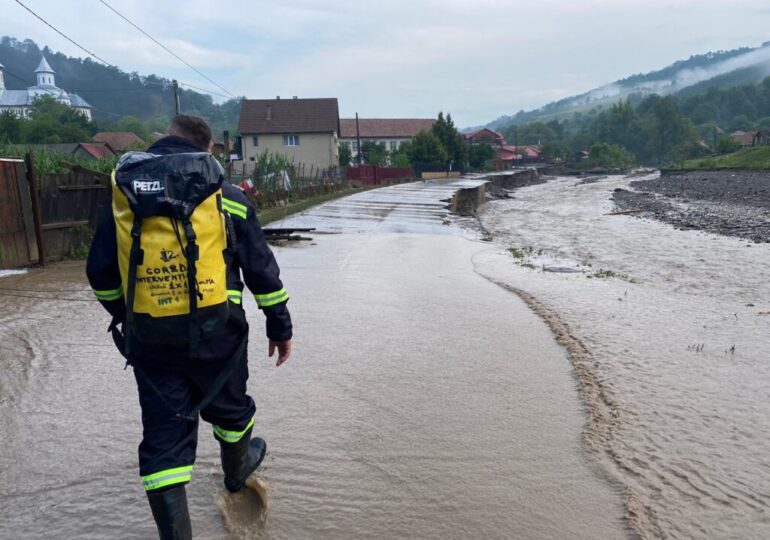 Cîţu s-a dus în zonele inundate din Alba şi a promis ajutoare rapide