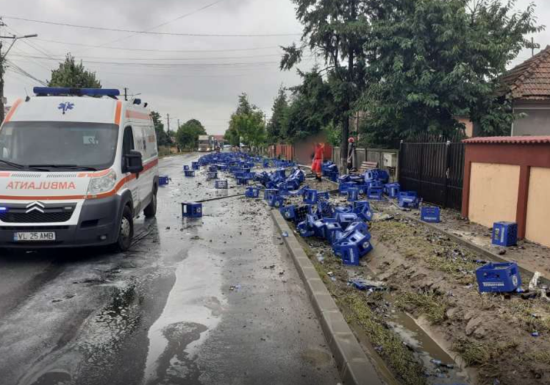 O femeie mergea pe stradă şi s-a trezit cu sticle de bere peste ea. Zburau dintr-un TIR