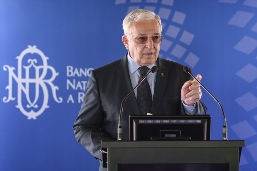 Isărescu: România ar putea rata ținta de deficit. Reducerea cheltuielilor e mai grea decât mărirea taxelor. Dai cu capul de zeci de legi