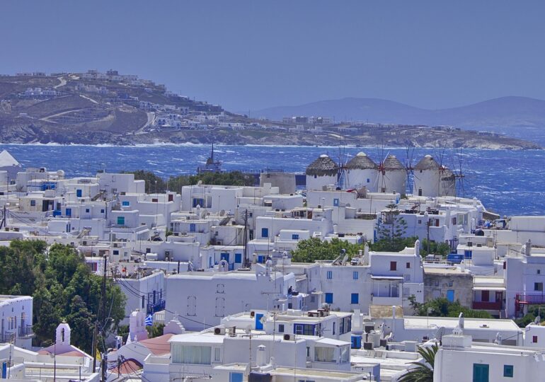 Turiștii sunt sfătuiți să evite insulele Mykonos, Santorini și Rhodos. Creta era deja pe listă