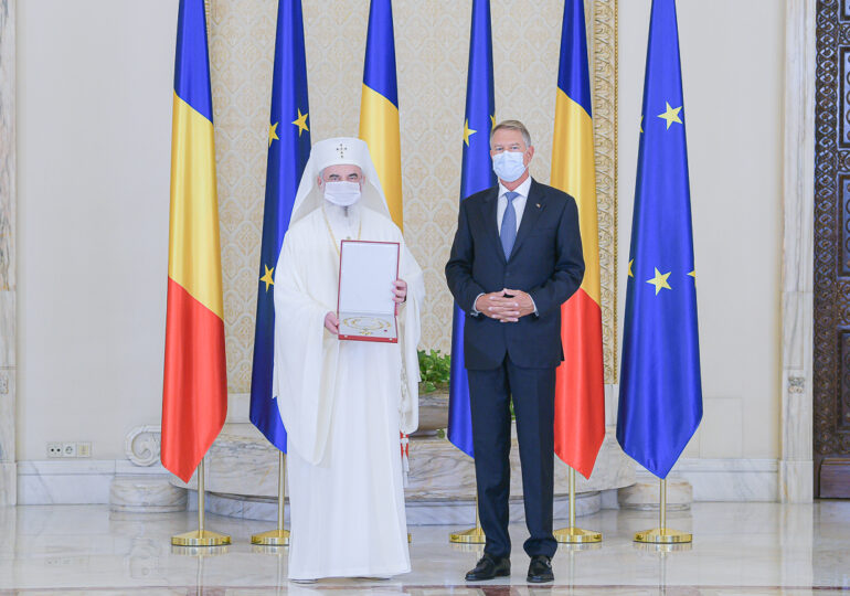 Patriarhul a fost decorat de președintele Klaus Iohannis cu ”Steaua României” în grad de Colan