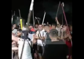 Poliţia a dat amenzi de 16.000 de lei la o petrecere cu furci şi topoare, în București (Video)