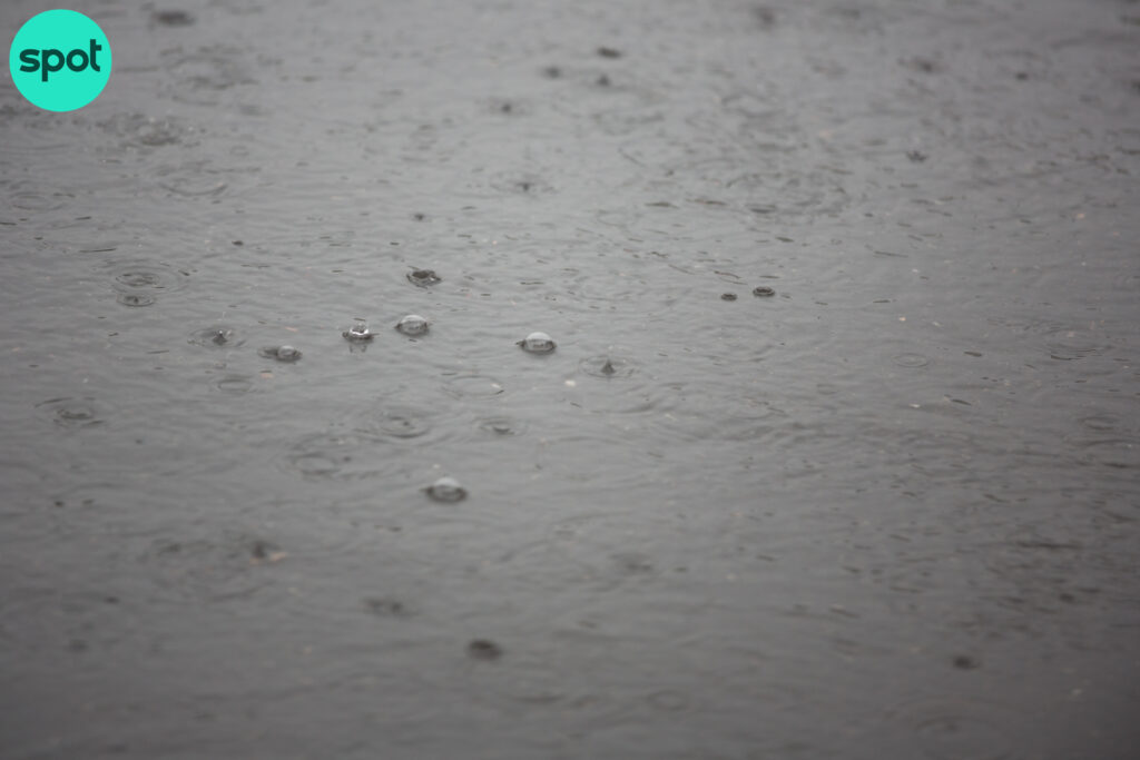 Informare meteo de vânt puternic și ploi în toată țara. La munte va ninge