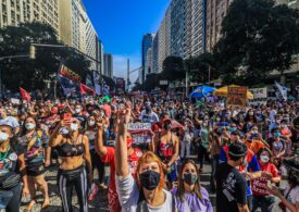 Mii de brazilieni au cerut în stradă demisia preşedintelui Bolsonaro: Sunt 500.000 de persoane ucise de acest guvern (Video)