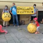 Scoateţi lacătul de la curtea şcolii! Protestatarii au transformat trotuarul din fața Primăriei Clujului în loc de joacă. Emil Boc i-a chemat la discuții (Video)