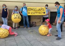 Scoateţi lacătul de la curtea şcolii! Protestatarii au transformat trotuarul din fața Primăriei Clujului în loc de joacă. Emil Boc i-a chemat la discuții (Video)