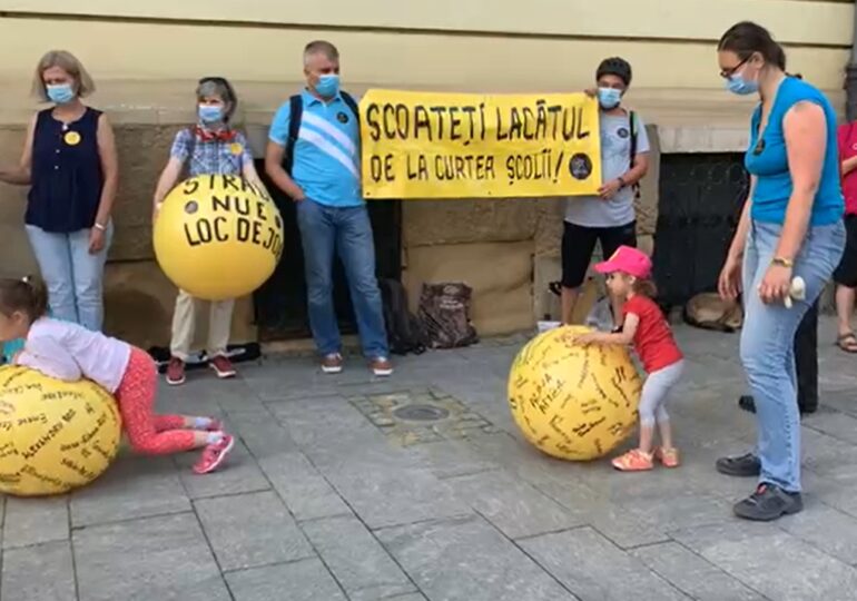 Scoateţi lacătul de la curtea şcolii! Protestatarii au transformat trotuarul din fața Primăriei Clujului în loc de joacă. Emil Boc i-a chemat la discuții (Video)