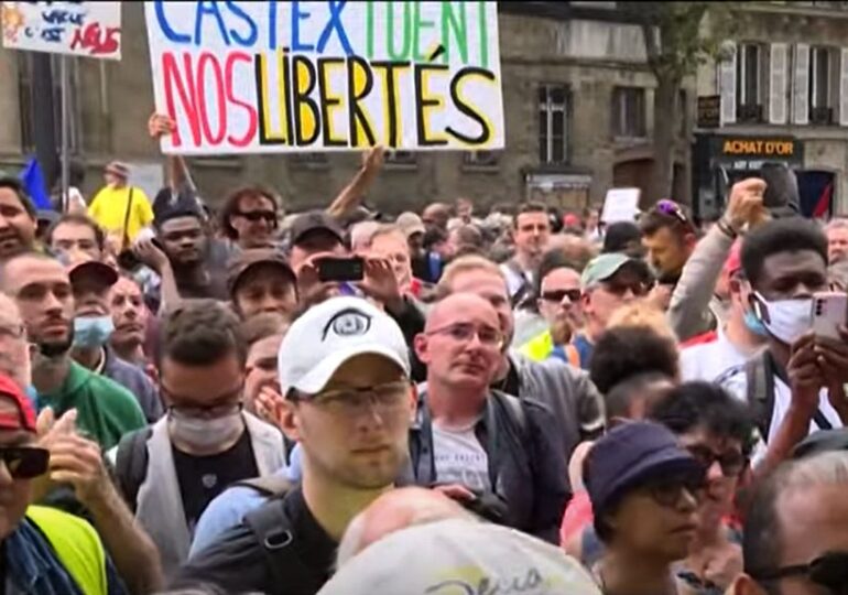 Zeci de mii de persoane au ieșit în stradă, în Franța, împotriva permisului sanitar