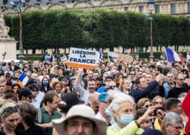 Protest la Paris faţă de introducerea “permisului de sănătate”: “Jos mâinile de pe imunitatea mea naturală!” (Video)