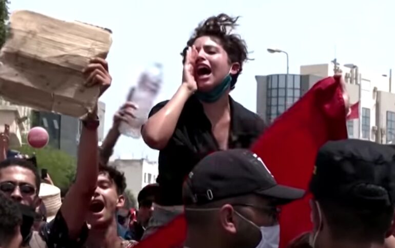 Preşedintele tunisian l-a demis pe premier şi a ridicat imunitatea tuturor parlamentarilor, după proteste violente (Video)