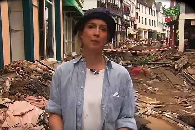 Reporter TV concediat după ce s-a murdărit intenţionat cu noroi înainte de a transmite despre inundaţiile devastatoare din Germania (Video)