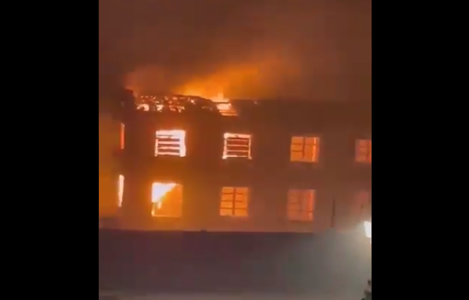 Incendiu de vegetaţie pe insula Sardinia: Sute de locuitori au fost evacuaţi (Foto)