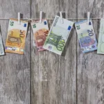 Ușor cu spălarea de bani în România: Dosarele specifice au cele mai lungi perioade din UE pentru soluționare în instanță