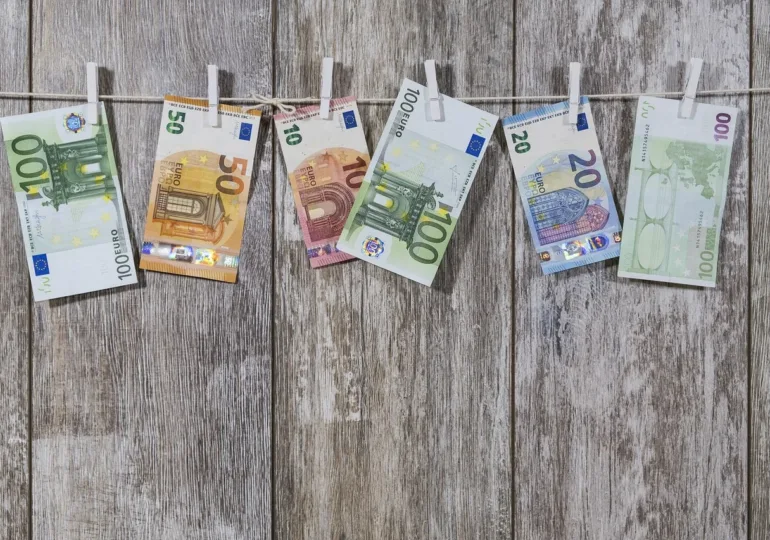 Ușor cu spălarea de bani în România: Dosarele specifice au cele mai lungi perioade din UE pentru soluționare în instanță